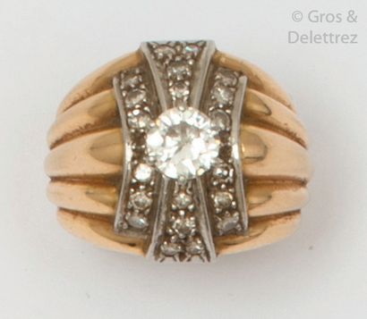 null Platinum and yellow gold gadrooned ring, set with a brilliant-cut diamond calibrating...