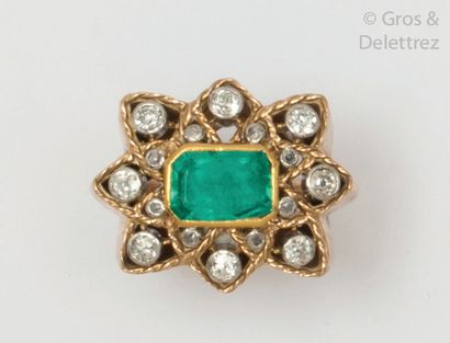 null Ring " Etoile " in yellow gold, decorated with a rectangular emerald in a double...