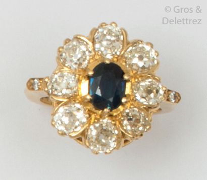 null Ring " Marguerite " in yellow gold, adorned with an oval sapphire in an entourage...