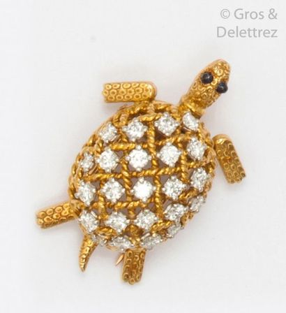 CARTIER Lapel clip " Tortue " in yellow gold with chased and twisted decoration,...