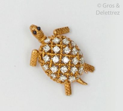 CARTIER Clip de revers «?Tortue?» en or jaune à décor ciselé et tor­sadé, ornée de...