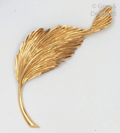 VAN CLEEF & ARPELS Brooch " Feuille " in chased yellow gold. Signed VCA and numbered....