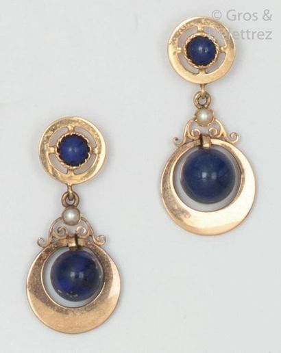 null Pair of yellow gold earrings decorated with scrolls, set with lapis lazuli beads...