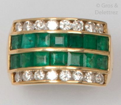 null Ring " Jonc " en yellow gold, decorated with two lines of calibrated emeralds...