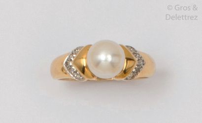 null Yellow gold ring, adorned with a cultured pearl edged with brilliant-cut diamonds....