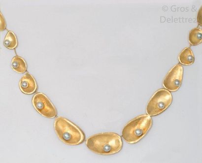 null Collier de créateur en or jaune serti de perles cultures. P. Brut?: 42cm.