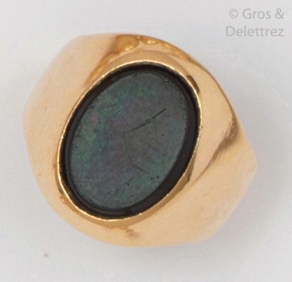 null Ring " Chevalière " in yellow gold, decorated with onyx. Tour of doigt : 63....