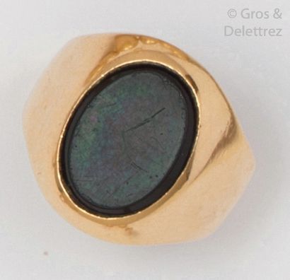 null Bague «?Chevalière?» en or jaune, ornée d’onyx. Tour de doigt?: 63. P. Brut?: 10...