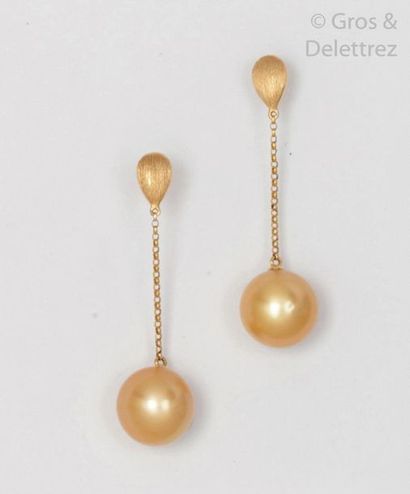 null Pair of yellow gold ear pendants, each composed of a chain holding a cultured...
