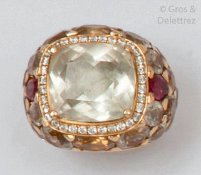 null Yellow gold ring, adorned with an aquamarine edged with red tourmalines and...