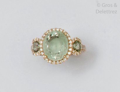 null Yellow gold ring set with an oval green quartz set with two smaller ones in...