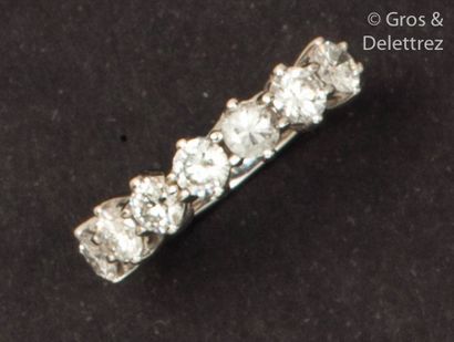 null White gold wedding band, set with seven brilliant-cut diamonds. Tour of doigt :...