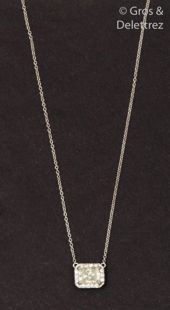null Necklace in white gold, adorned with a radiant cut diamond in a setting of brilliant-cut...