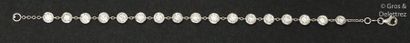 null Bracelet «?Ligne?» en or gris, orné de 17 diamants taillés en brillant en serti...