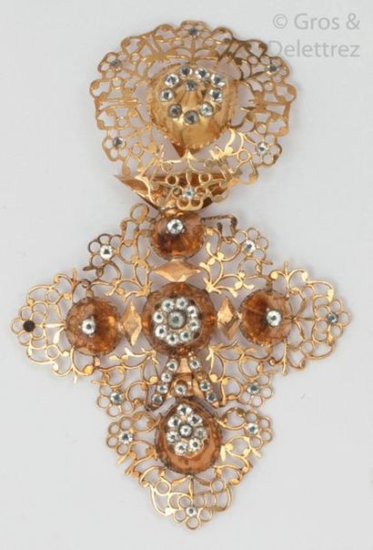 null Norman regional cross in openwork yellow gold, set with white stones. Longueur :...