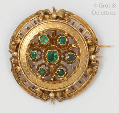 Round brooch in openwork yellow gold decorated...