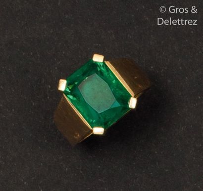null Yellow gold ring, decorated with a rectangular emerald with cut sides Tour de...
