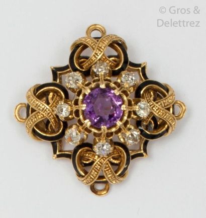 null Broche pendentif en or jaune ajouré et émaillé noir à décor d’entrelacs, sertie...