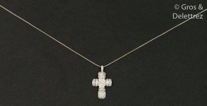 null Chaîne et pendentif «?Croix?» en or gris à motif de godrons, pavé de diamants...