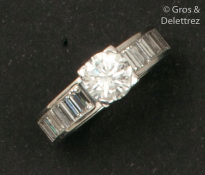 null White gold ring, set with a brilliant-cut diamond measuring approximately 1...
