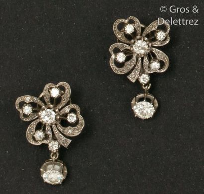 null Paire de pendants d’oreilles «?Trèfles?» en or gris, pavés de diamants taillés...