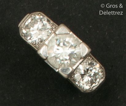 null Importante bague «?Jarretière?» en or gris et platine, ornée de trois diamants...
