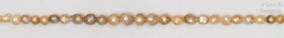 null Bracelet composé de perles baroques de couleur Gold. Le fermoir en or jaune....