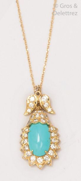 null Chaine et pendentif en or jaune, ornée d’un cabochon de turquoise dans un entourage...