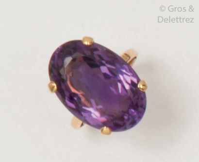 null Yellow gold ring with a faceted oval amethyst. Tour of doigt : 54. P. Brut :...