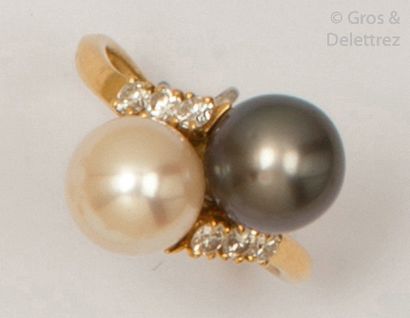 null Ring " Toi and Moi " in yellow gold, adorned with a Tahitian pearl and a cultured...