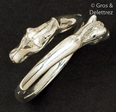 HERMES Bracelet rigide ouvert en métal argenté représentant deux têtes de chevaux...