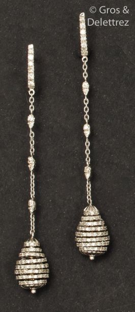 null Pair of earrings in white gold, consisting of a chain set with diamonds and...