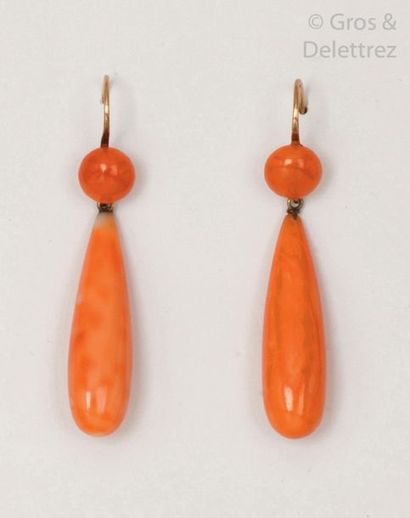null Pair of ear pendants set with flat coral beads, holding a drop of tassel. Longueur :...