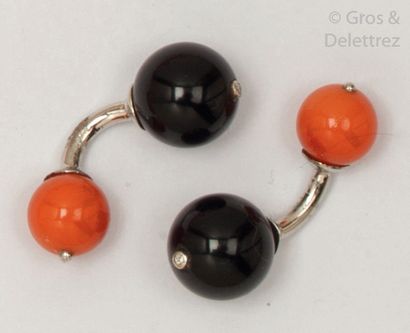 null Pair of white gold cufflinks, each adorned with coral and onyx balls. P. Brut :...