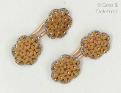null Pair of poly-lobed cufflinks in yellow and white gold, with engraved and openwork...