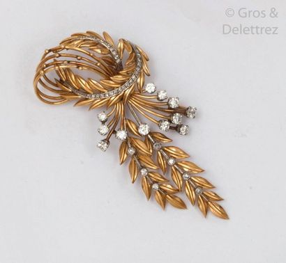 null Brooch in two colours of gold, decorated with a knot holding in pendants articulated...