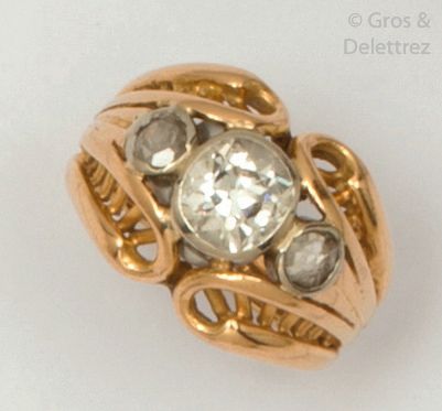 null Yellow gold and platinum ring with interlacing decoration, adorned with an old...