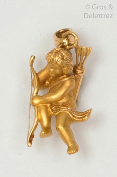 null Pendant " Cupidon " in carved and engraved yellow gold. Longueur : 3,7cm. P....
