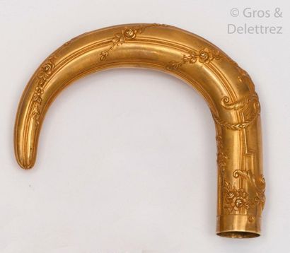 null Yellow gold cane pommel decorated with foliated scrolls and garlands of roses....