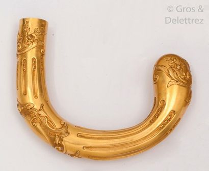 null Yellow gold cane knob decorated with cartouches, leafy scrolls and roses. P....