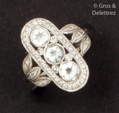 null Bague oblongue en or gris, ornée trois aigues-marines entourées de diamants...