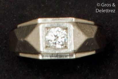 Travail français des années 1930/1940 Faceted platinum ring set with a brilliant-cut...
