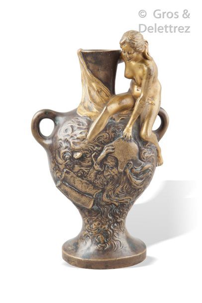Joe DESCOMPS (1869-1950) Vase en bronze doré à décor en relief d’une femme et de...