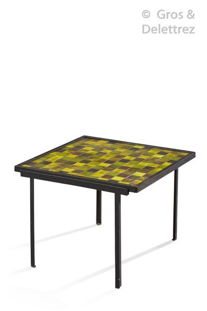 MADO JOLAIN (1921-2019) Table d’appoint à structure en métal laqué noir enserrant...