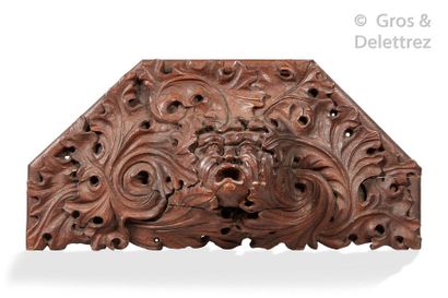 TRAVAIL SYMBOLISTE FIN XIXe Console d’applique en bois teinté sculpté à décor d’un...