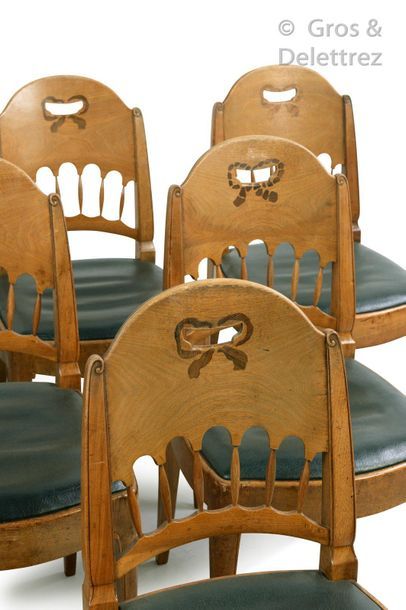Paul HUILLARD (1875-1966) Suite de douze chaises en noyer à dossiers architecturés...