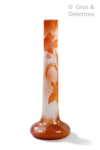 ÉTABLISSEMENTS GALLé Vase en verre doublé à décor dégagé à l’acide de motifs floraux...