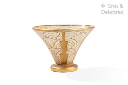 dans le gout de CHATROUSSE-HEILIGENSTEIN, Vase évasé en verre à décor feuillage stylisé...