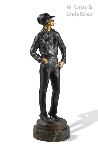 BRUNO ZACH (1891-1935) Cigarette girl

Sculpture en bronze à patine noire et dorée

Signée...