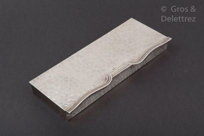 Jean DESPRES (1889-1980) Boite rectangulaire en métal argenté à surface martelée....